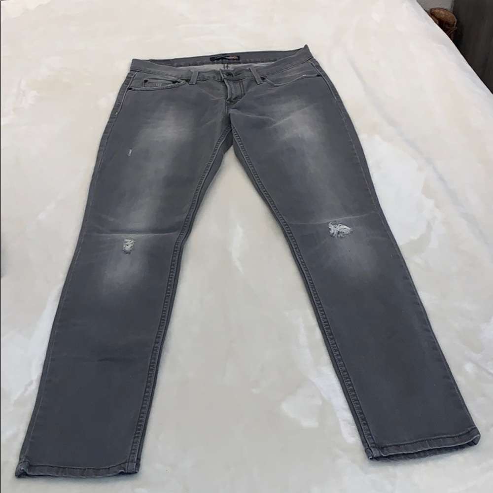 Low Rise Levi’s - Picture 2 of 3